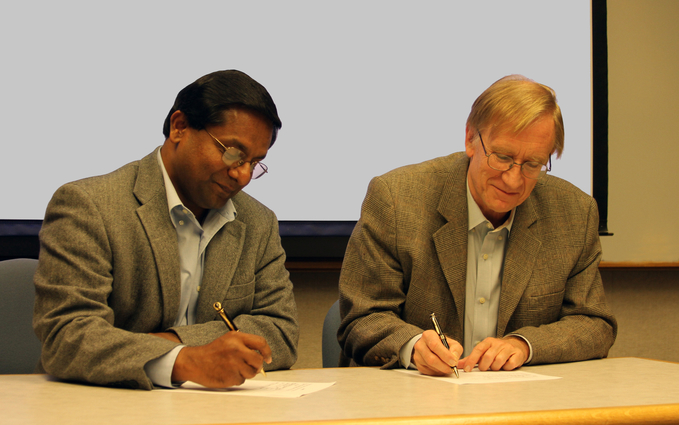 Anantha Krishnan and Gunnar Carlsson signing memorandum of understanding
