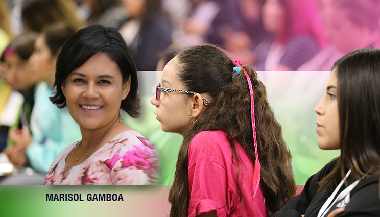 Marisol Gamboa with young Latinas
